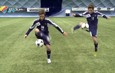 Video: Cặp song sinh 'làm xiếc' với trái bóng